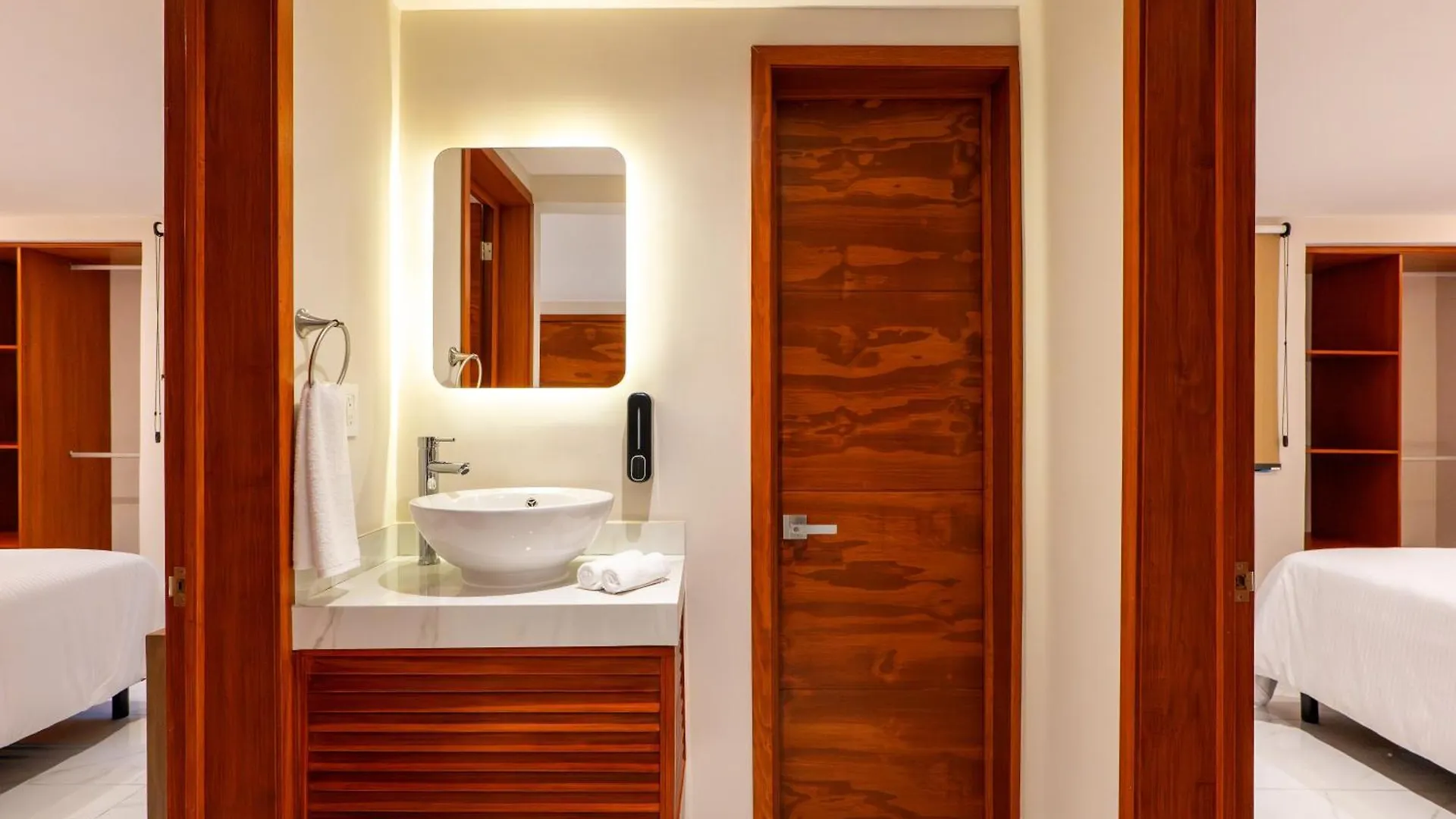 Hotel 28 Cancun 3*,